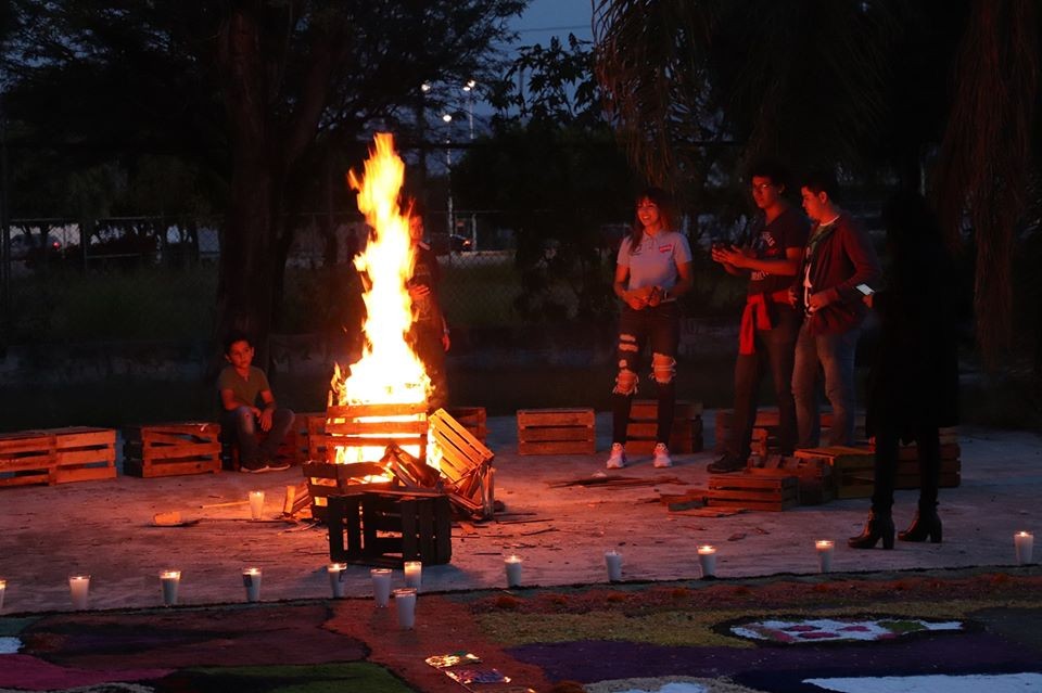 Jóvenes Celayenses celebran el Día de Muertos.
